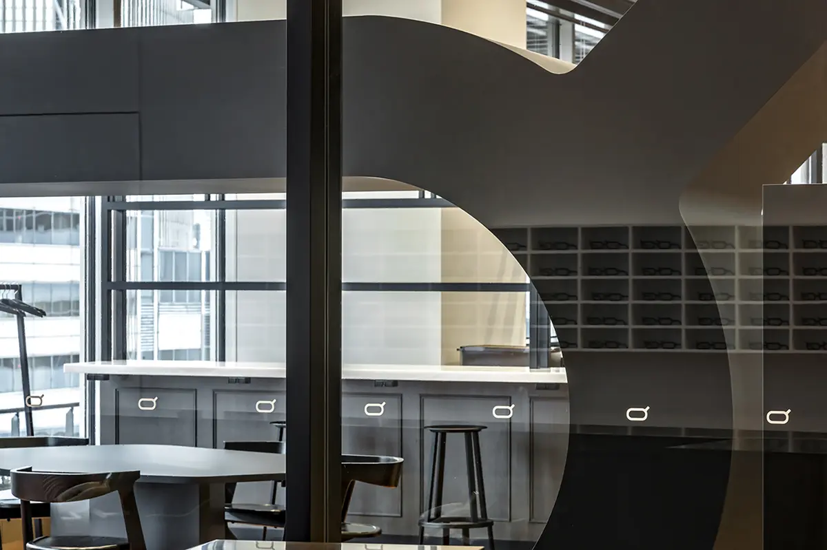 Ｑ　ＬＯＵＮＧＥ