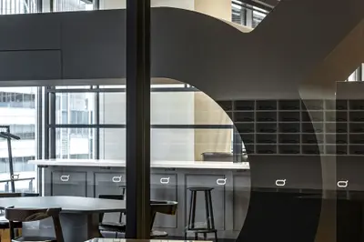 Ｑ　ＬＯＵＮＧＥ