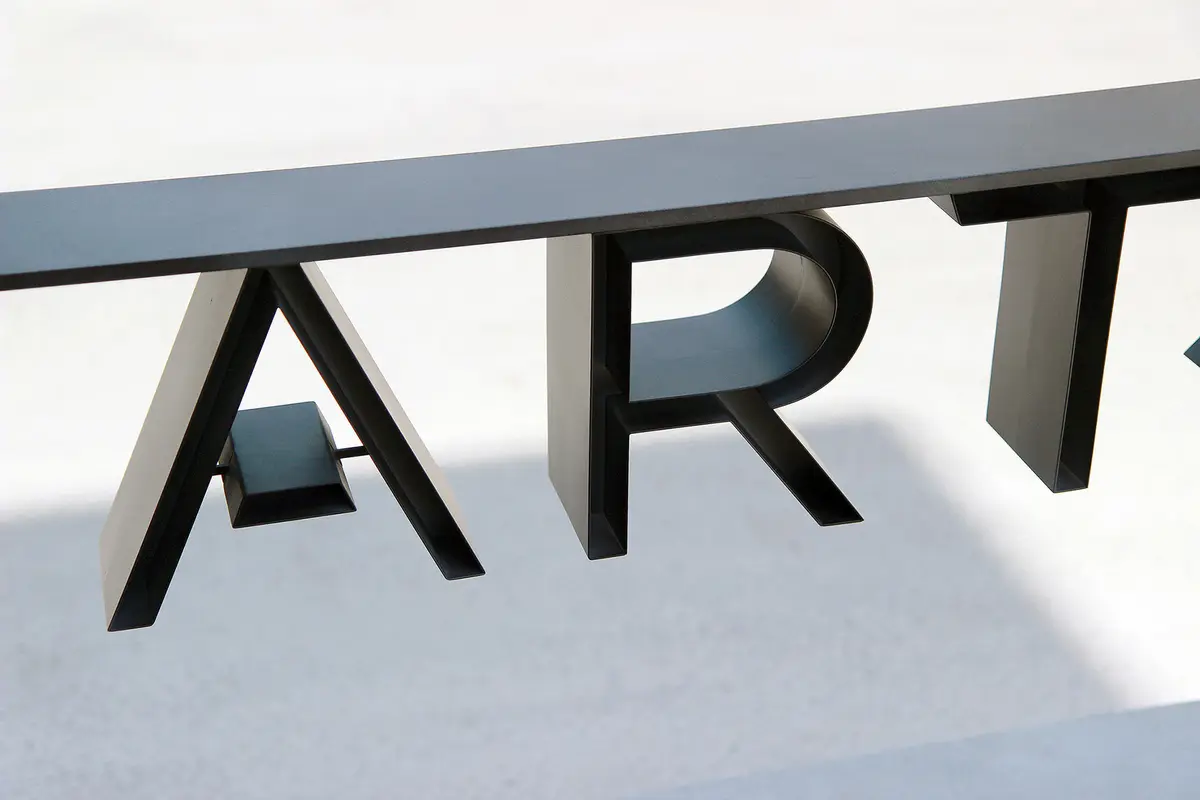 グロリア・アーツ株式会社　社名サイン