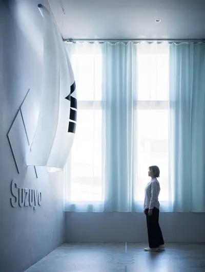 鈴与本社エントランスシンボル