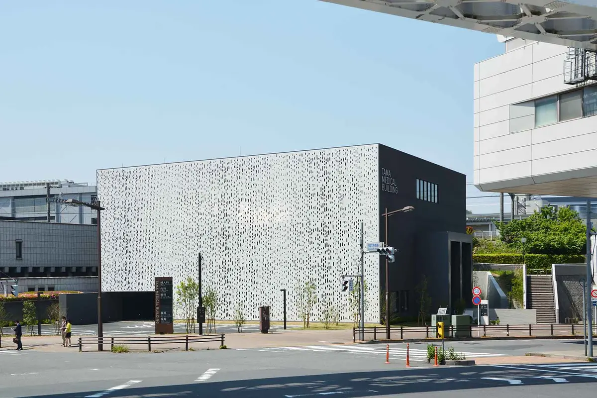 装飾パネル連続性が作り出すファサードサインその2 多摩メディカルビルディング