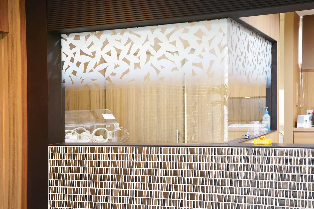 装飾パネル連続性が作り出すファサードサイン その1　上山レディースクリニック