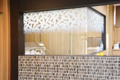 装飾パネル連続性が作り出すファサードサイン その1　上山レディースクリニック