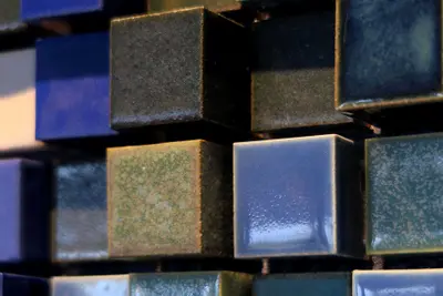 広島経済大学 明徳館 エントランスレリーフ　ここから世界へ