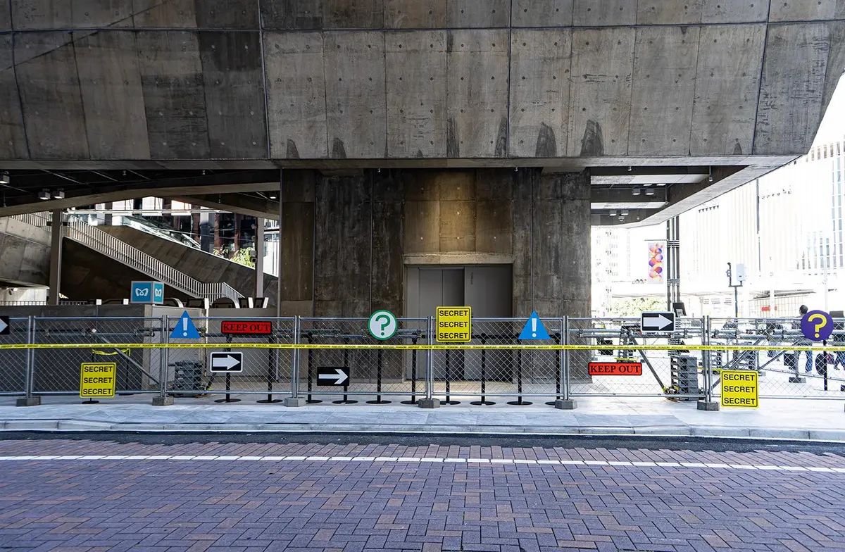 YOASOBI KEEP OUT GALLERY　仮囲いフェンスサイン