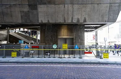 YOASOBI KEEP OUT GALLERY　仮囲いフェンスサイン